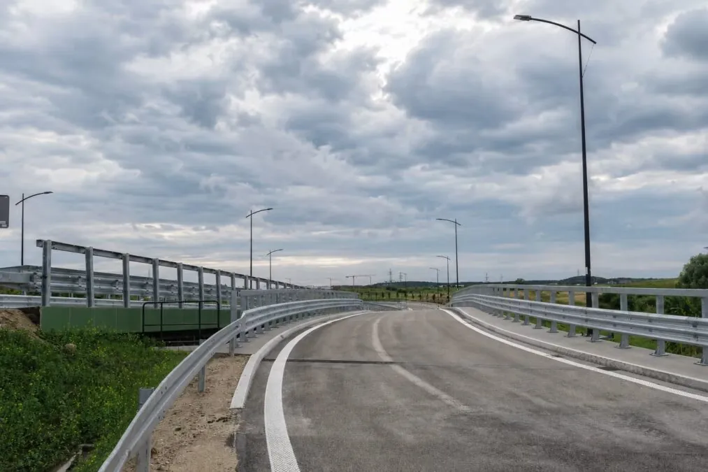 Zjazd z ul. Grunwaldzkiej jadąc od strony Gdańska w kierunku ul. Strzeleckiego. Wjazd na wiadukt nad Kanałem Raduni (FOTO: wbijamszpile.pl)