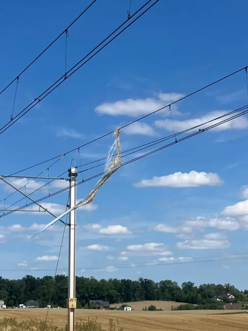 Pociąg uderzył w przyczepę rolniczą w Czarlinie (FOTO; KWP PSP Gdańsk)
