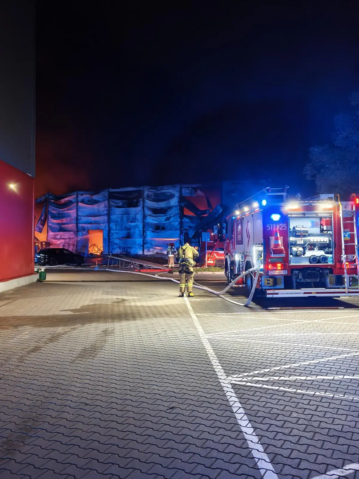 Spłonęła hurtownia zabawek w Gdyni (FOTO: KW PSP Gdańsk)