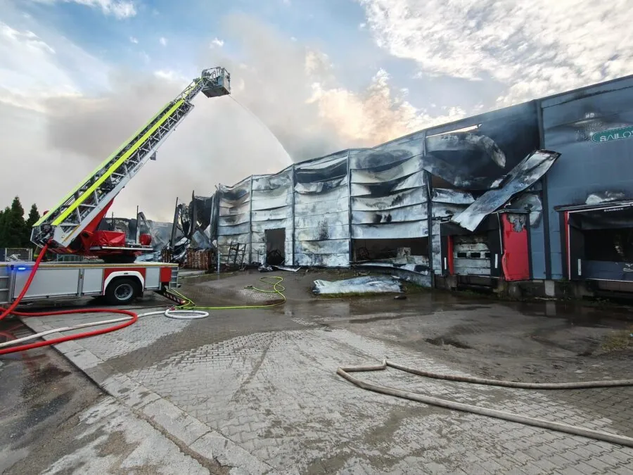Spłonęła hurtownia zabawek w Gdyni (FOTO: KW PSP Gdańsk)