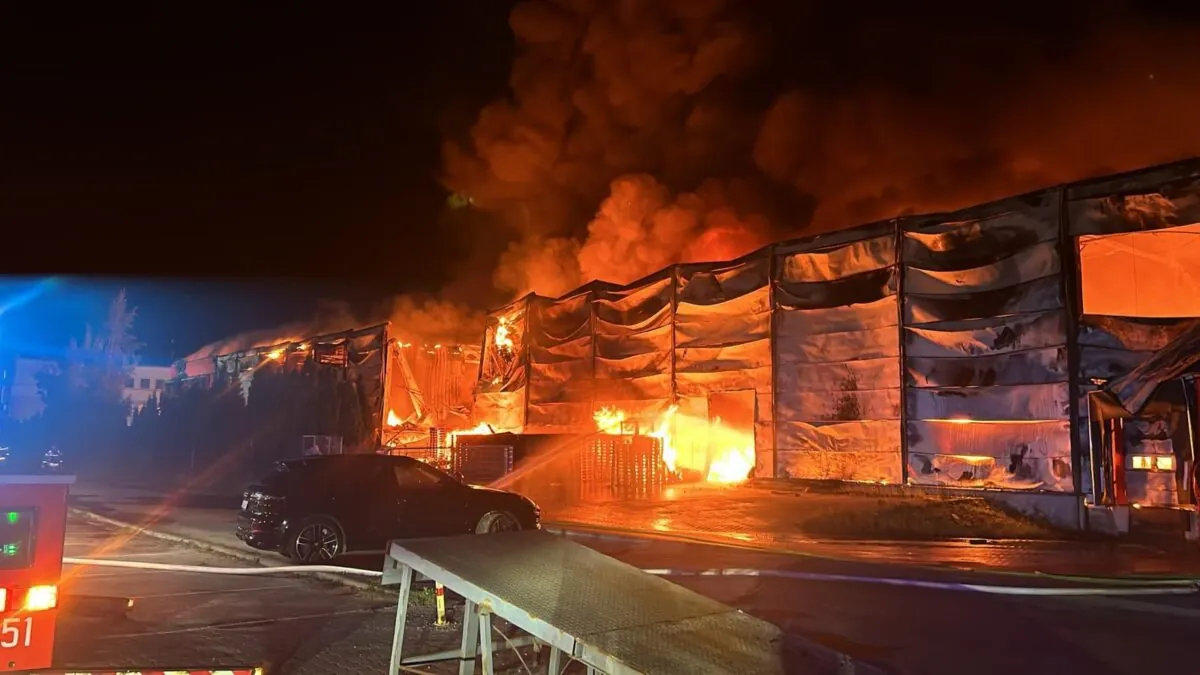 Spłonęła hurtownia zabawek w Gdyni (FOTO: KW PSP Gdańsk)