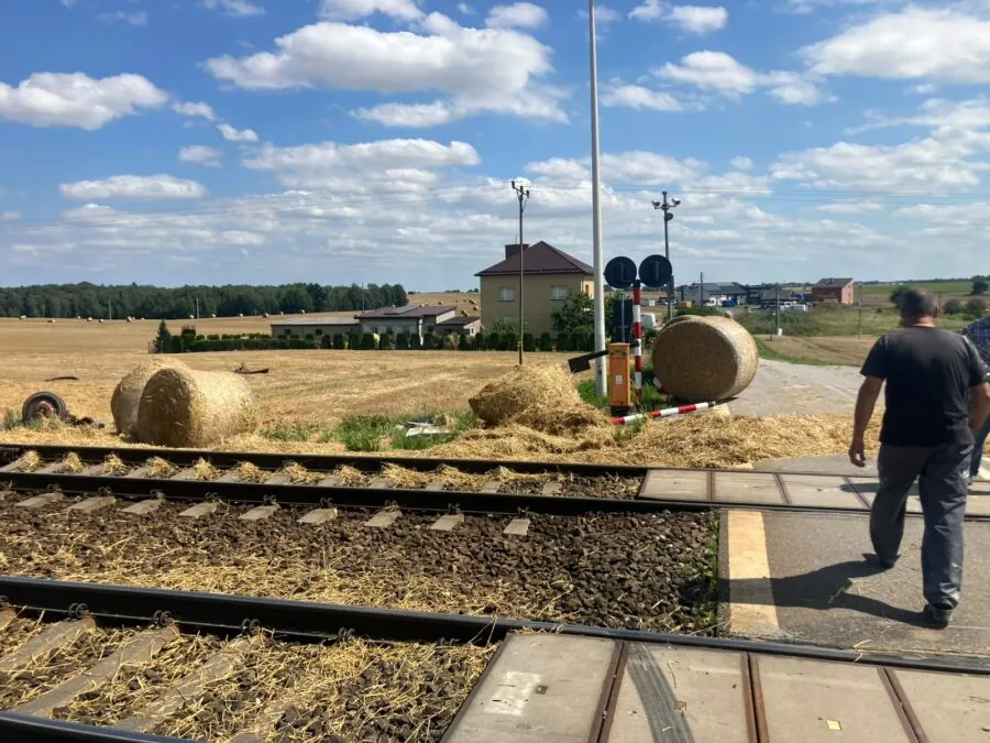 Pociąg uderzył w przyczepę rolniczą w Czarlinie (FOTO; KWP PSP Gdańsk)