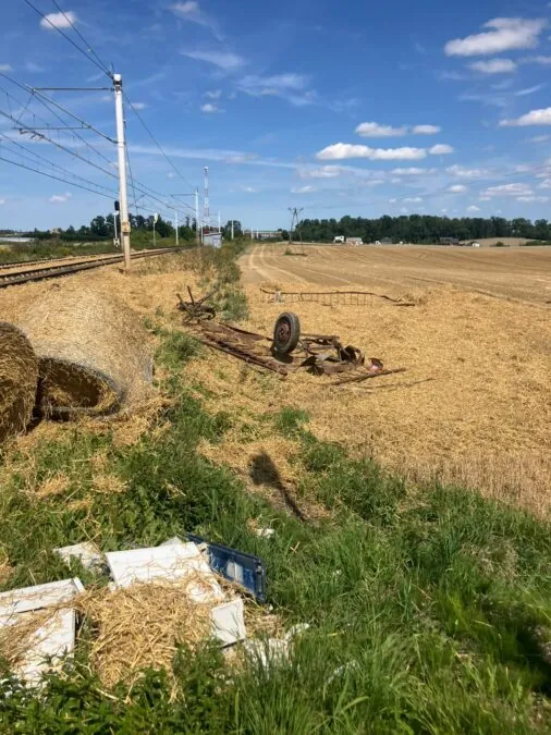 Pociąg uderzył w przyczepę rolniczą w Czarlinie (FOTO; KWP PSP Gdańsk)