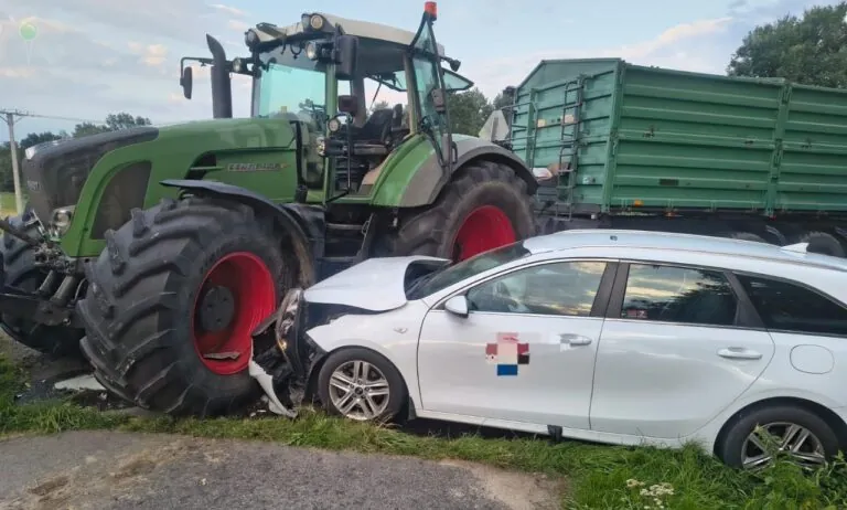 Wypadek na DK55 w Otłówku. Poszkodowane matka i córka (FOTO: KWP PSP Gdańsk)
