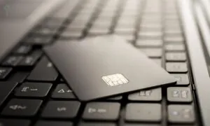 Pranie pieniędzy z oszustw internetowych. Prokuratura oskarża cztery osoby