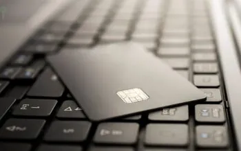 Pranie pieniędzy z oszustw internetowych. Prokuratura oskarża cztery osoby (FOTO: canva)