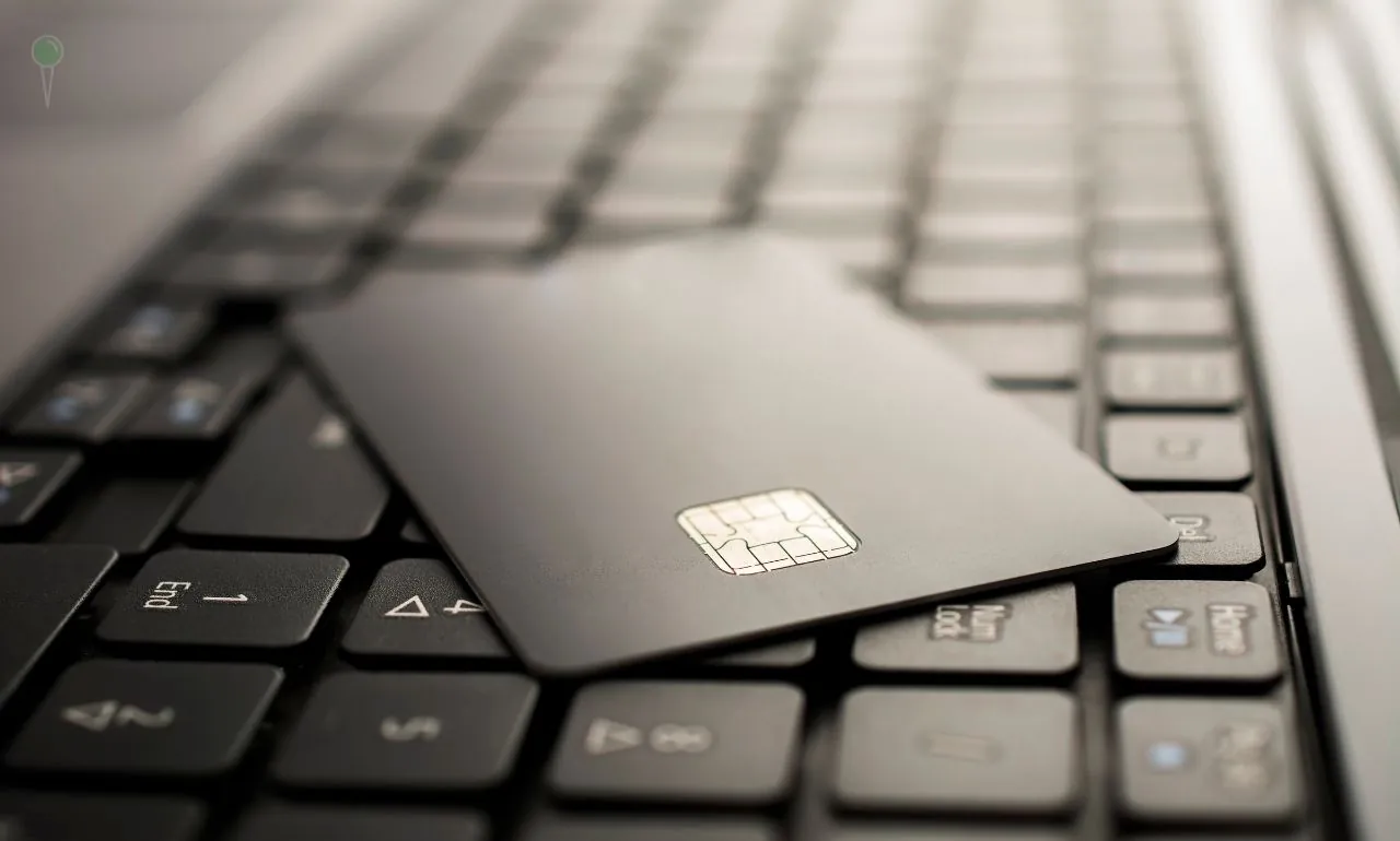 Pranie pieniędzy z oszustw internetowych. Prokuratura oskarża cztery osoby (FOTO: canva)