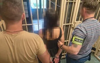 Awantura na Skwerze Rybaka w Łebie. Młoda turystka ugryzła policjanta (FOTO: KPP Łębork)