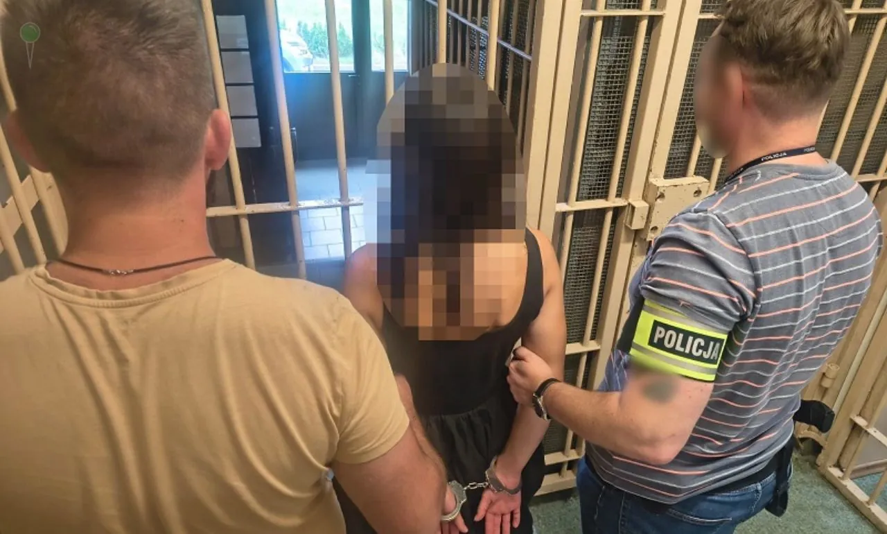 Awantura na Skwerze Rybaka w Łebie. Młoda turystka ugryzła policjanta (FOTO: KPP Łębork)
