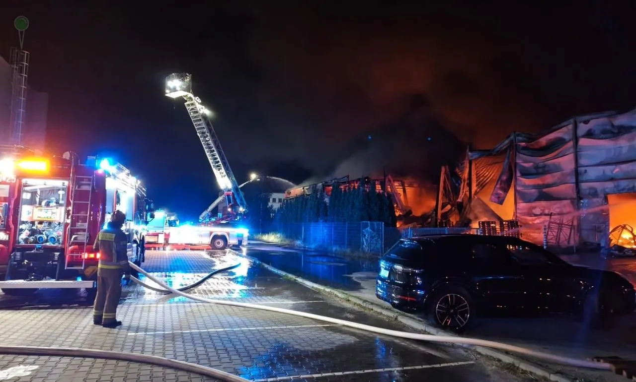 Spłonęła hurtownia zabawek w Gdyni (FOTO: KW PSP Gdańsk)