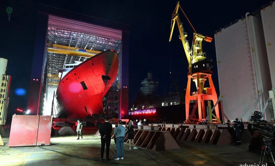 Pierwsza fregata programu „Miecznik” opuszcza halę stoczni (FOTO: Michał Puszczewicz/gdynia.pl)