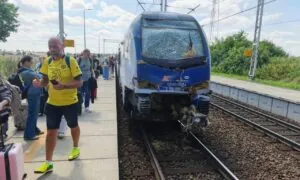 Pociąg uderzył w przyczepę rolniczą w Czarlinie. Poszkodowany maszynista