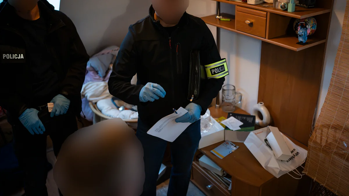 Oszustwa „na policjanta”. Pięć osób zatrzymanych, cztery aresztowane (FOTO: KWP Gdańsk)