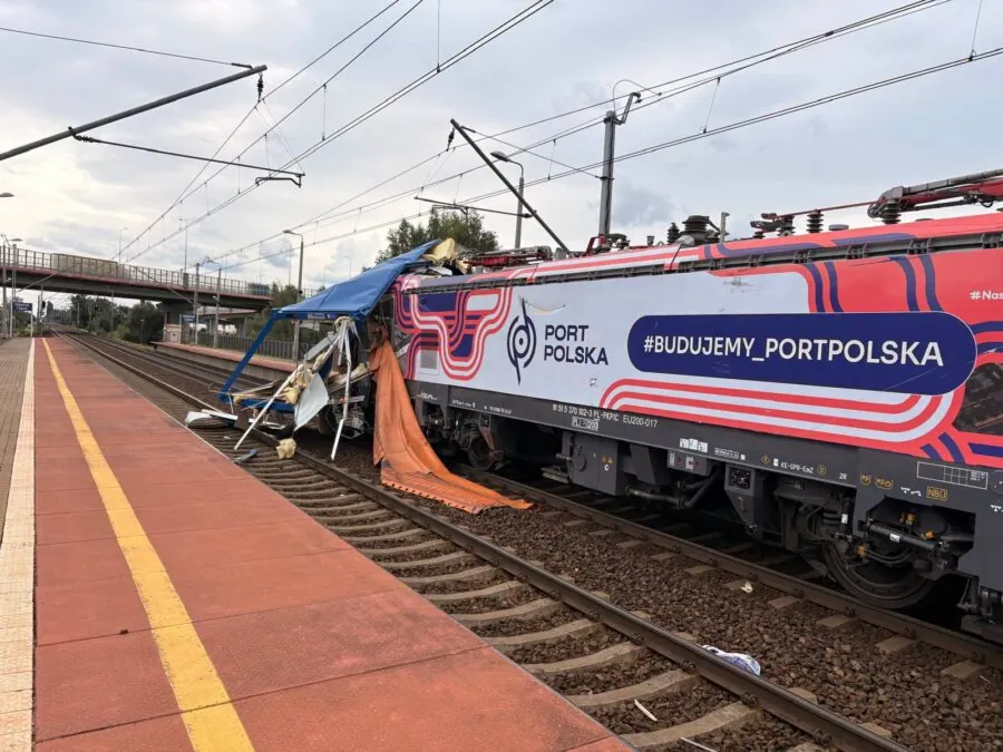 Gdańsk-Lipce: Zderzenie pociągu pasażerskiego z TIR-em (FOTO: KM PSP Gdańsk)