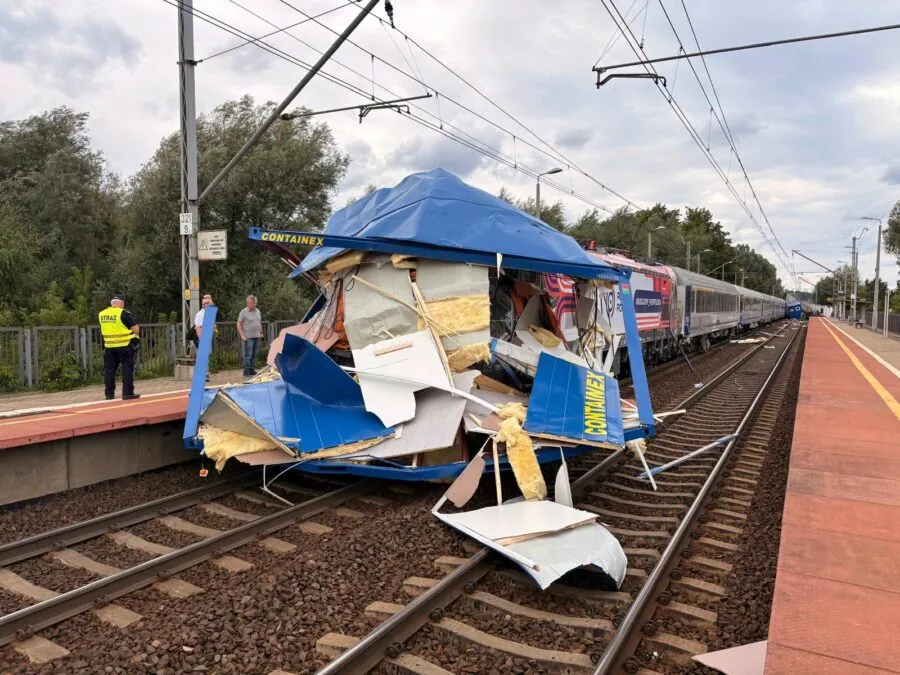 Gdańsk-Lipce: Zderzenie pociągu pasażerskiego z TIR-em (FOTO: KM PSP Gdańsk)