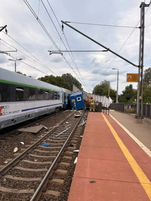 Gdańsk-Lipce: Zderzenie pociągu pasażerskiego z TIR-em (FOTO: KM PSP Gdańsk)