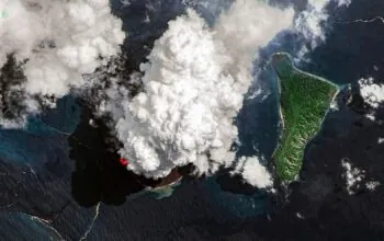 Zdjęcie satelitarne Anak Krakatau wykonane w kwietniu 2020 roku. Opracowanie: Pierre Markuse, dane Landsat 8/USGS, CC BY 2.0, Wikimedia Commons