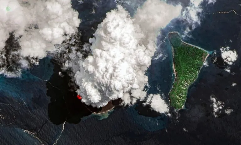 Zdjęcie satelitarne Anak Krakatau wykonane w kwietniu 2020 roku. Opracowanie: Pierre Markuse, dane Landsat 8/USGS, CC BY 2.0, Wikimedia Commons