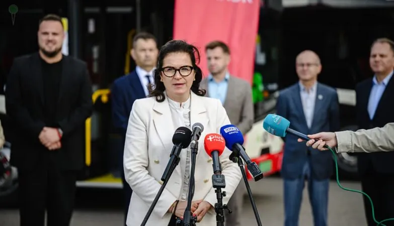 Najpierw autobusy wyjechały na trasy, teraz będą witane. Kto zapłaci za festyn?