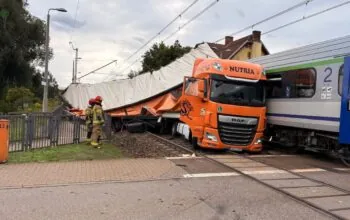 TIR na przejeździe mimo znaku 3,5 t? Nowe ustalenia po wypadku w Gdańsku (FOTO: KM PSP Gdańsk)